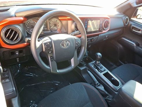 Used 2016 Toyota Tacoma TRD Sport w/ Towing Package image 12