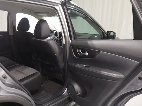 Used 2018 Nissan Rogue SV image 16