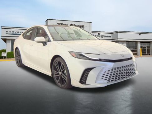 Used 2025 Toyota Camry XSE FWD image 4