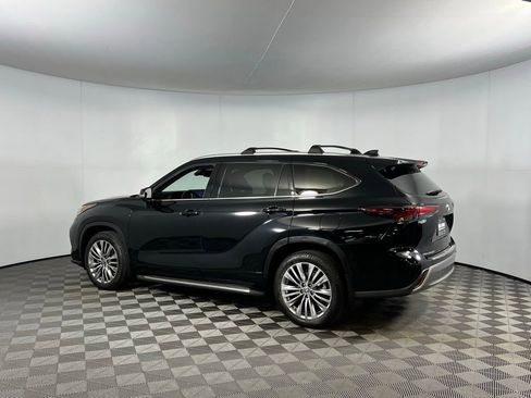 Used 2024 Toyota Highlander Platinum image 8