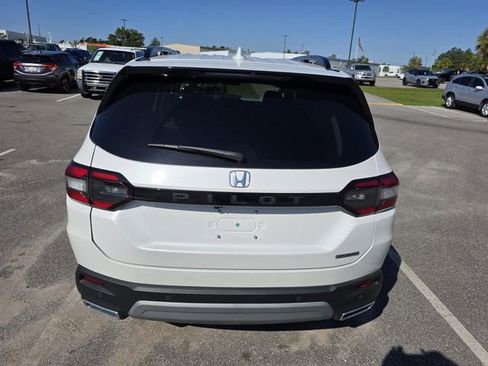Used 2025 Honda Pilot Touring image 3