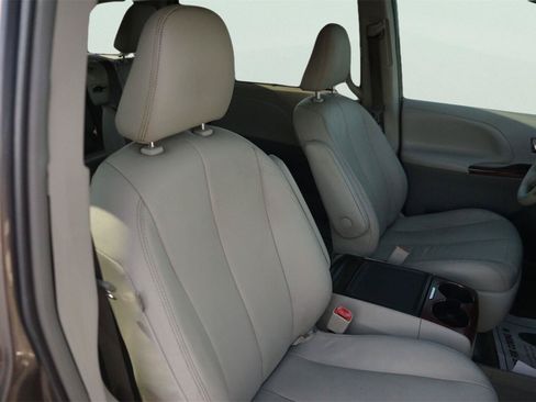 Used 2013 Toyota Sienna XLE FWD image 22