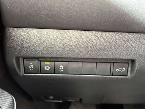 Used 2022 Toyota Venza XLE image 21