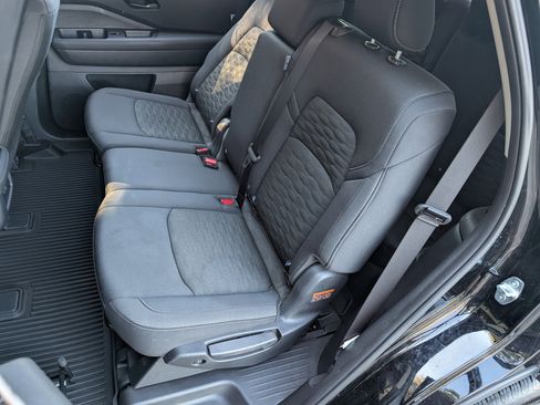 Used 2025 Nissan Pathfinder S image 17