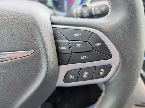 Used 2024 Chrysler Pacifica Touring-L FWD image 15