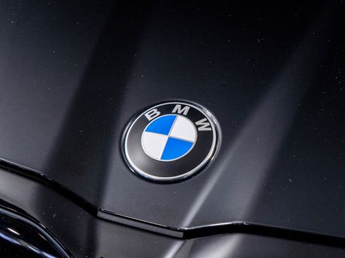 Used 2025 BMW M5 w/ Executive Package image 24