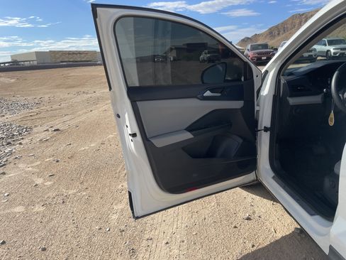 Used 2022 Volkswagen Taos SE FWD image 12