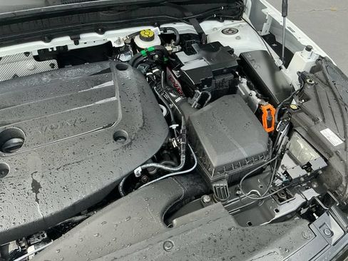 Used 2025 Volvo XC40 B5 Plus AWD/4WD image 19