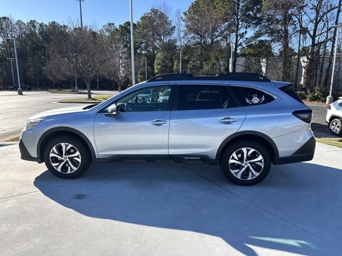 Used 2021 Subaru Outback Limited image 7