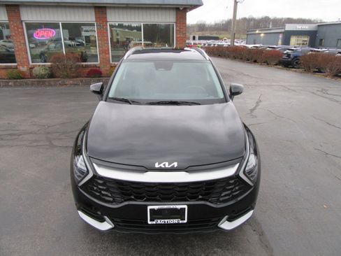 Used 2025 Kia Sportage EX image 3