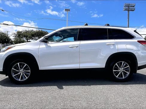 Used 2019 Toyota Highlander XLE FWD image 3