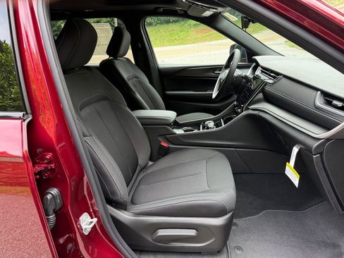 New 2025 Jeep Grand Cherokee L Laredo image 23