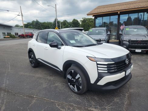 New 2025 Nissan Kicks SR image 1