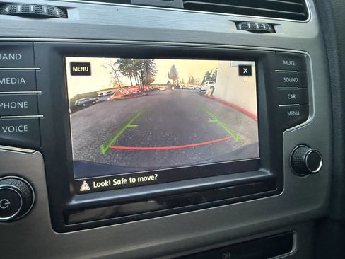 Used 2017 Volkswagen Golf S image 18