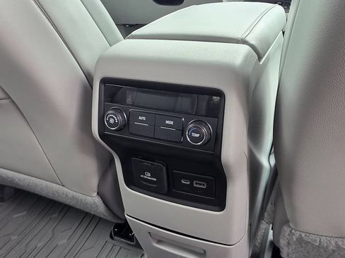 Used 2021 GMC Acadia SLT w/ Trailering Package FWD image 8