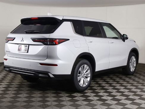 New 2026 Mitsubishi Outlander ES FWD image 8