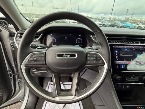 Used 2023 Jeep Grand Cherokee Limited image 25