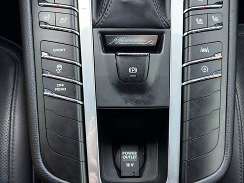 Used 2019 Porsche Macan AWD/4WD image 30