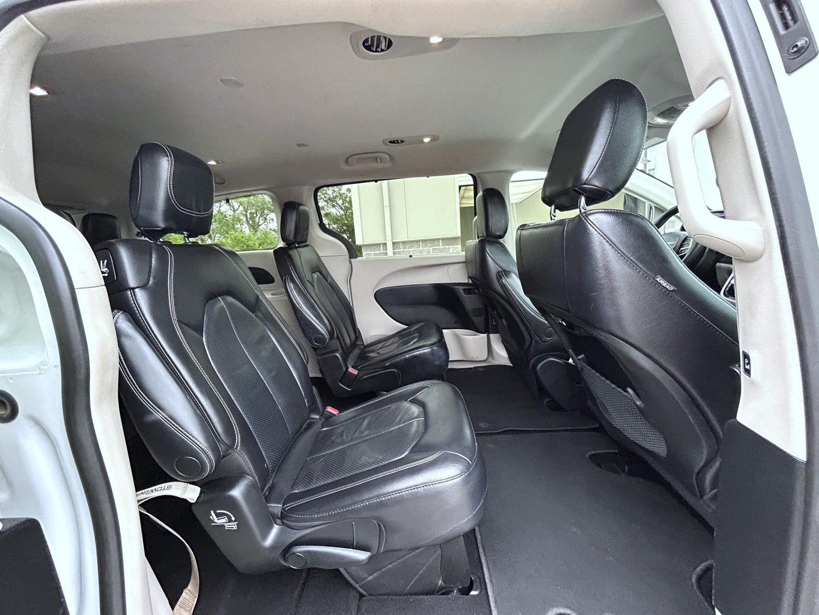 Used 2022 Chrysler Pacifica Touring-L FWD image 17