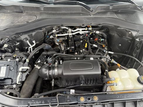 Used 2022 Ford Explorer XLT AWD/4WD image 32