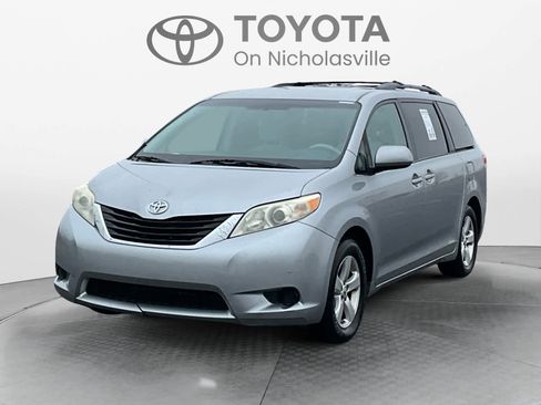 Used 2011 Toyota Sienna LE image 1