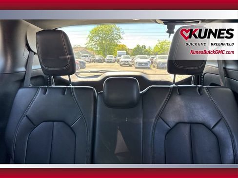 Used 2025 Chrysler Pacifica Select FWD image 32