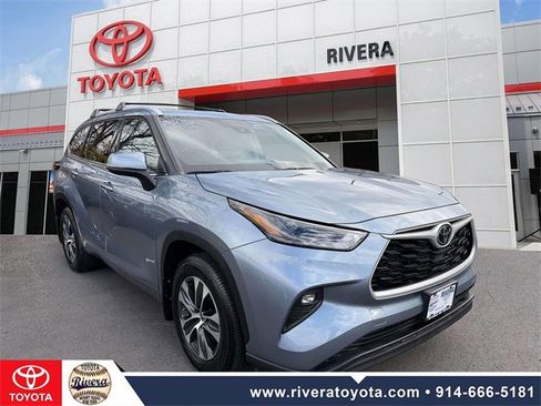 Used 2022 Toyota Highlander XLE image 2