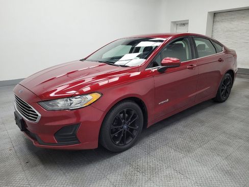 Used 2019 Ford Fusion SE FWD image 2