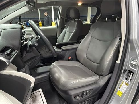 Used 2022 Toyota Sienna XLE image 14