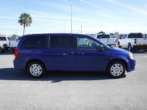 Used 2019 Dodge Grand Caravan SE w/ UConnect Hands-Free Group image 3