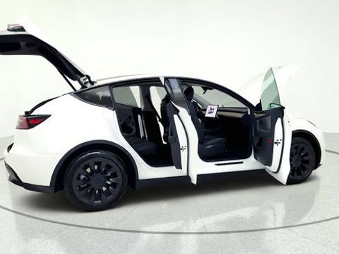Used 2024 Tesla Model Y 2WD image 19