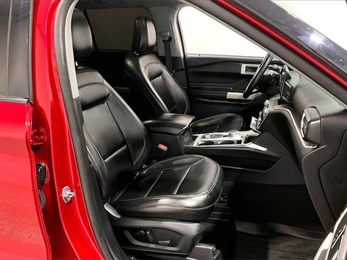 Used 2021 Ford Explorer XLT image 31