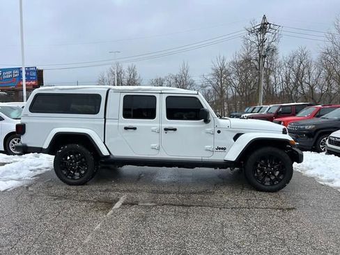 Used 2024 Jeep Gladiator Sport image 2