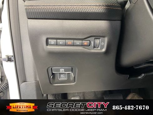 New 2026 Jeep Cherokee Overland w/ Trailer Tow Group AWD/4WD image 15