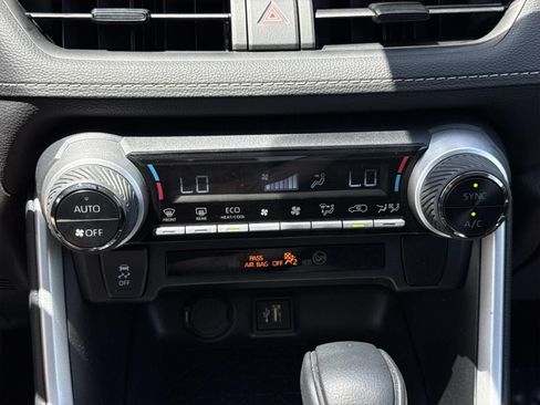 Used 2025 Toyota RAV4 XLE AWD/4WD image 11
