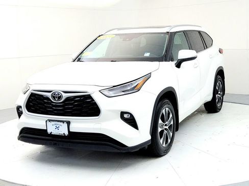 Used 2021 Toyota Highlander XLE AWD/4WD image 2
