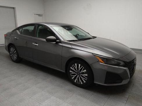 Used 2025 Nissan Altima 2.5 SV FWD image 11