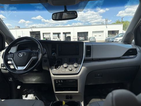Used 2015 Toyota Sienna XLE Premium FWD image 16