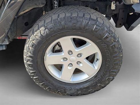 Used 2015 Jeep Wrangler Sahara image 12