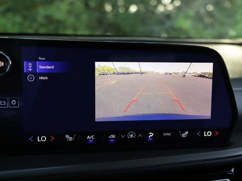 Used 2025 Chevrolet Traverse LT AWD/4WD image 18