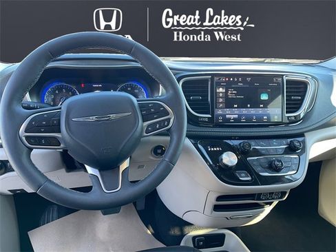 Used 2023 Chrysler Pacifica Touring-L image 10