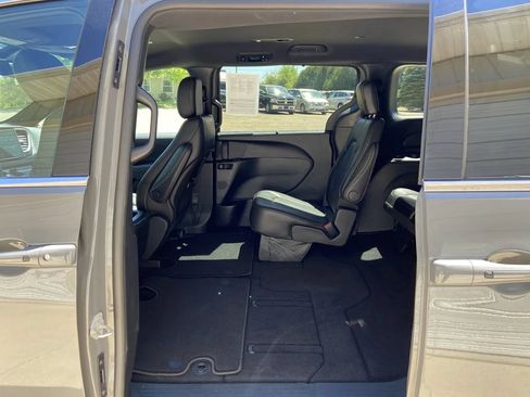 Used 2025 Chrysler Pacifica Select FWD image 22