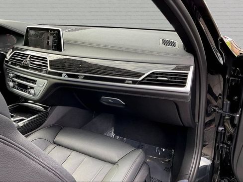Used 2022 BMW 740i w/ M Sport Package RWD image 16