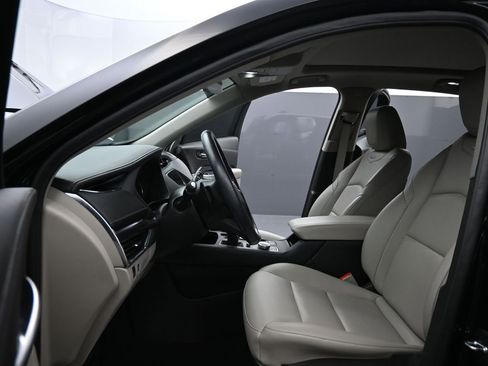 Used 2022 Cadillac XT4 Luxury w/ Cold Weather Package image 5