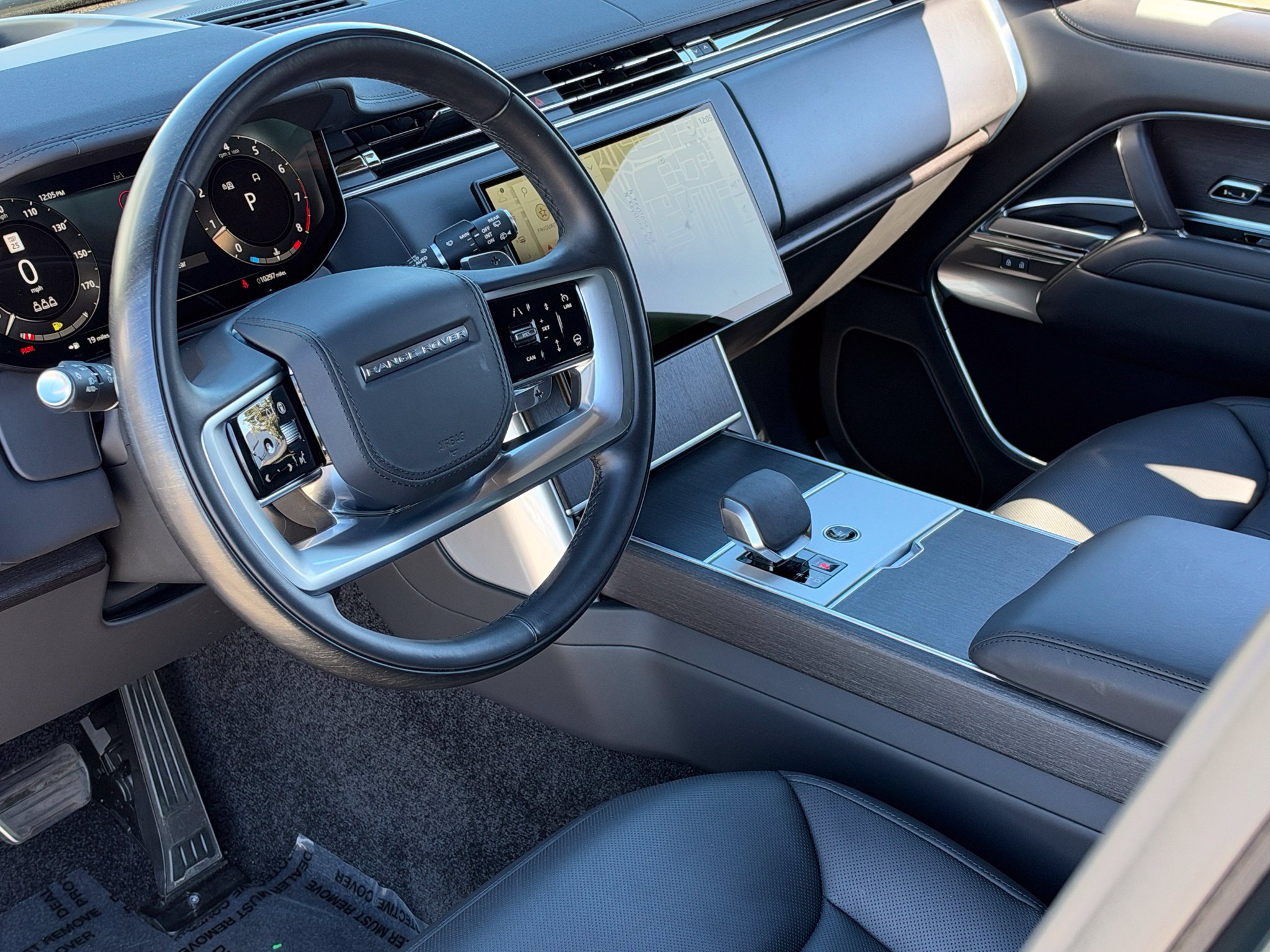 Used 2025 Land Rover Range Rover SE AWD/4WD image 3