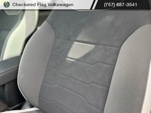 Used 2025 Volkswagen Taos SE image 21