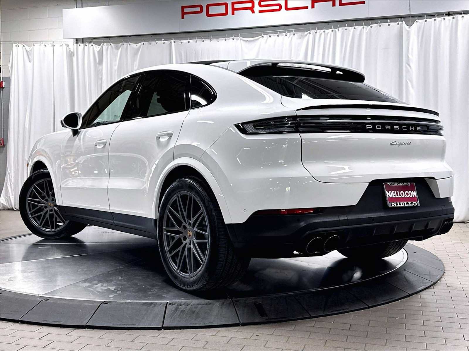 Used 2025 Porsche Cayenne Coupe AWD/4WD image 3