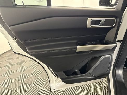 Used 2021 Ford Explorer XLT AWD/4WD image 39