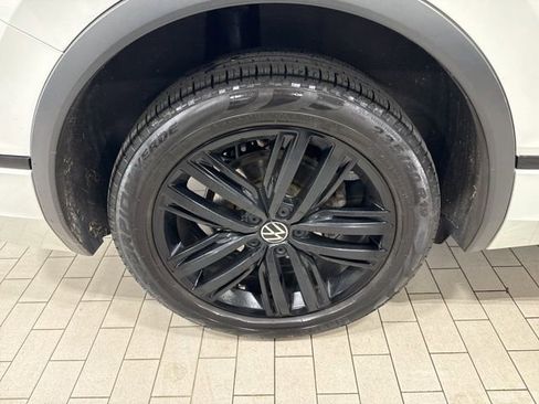 Certified 2022 Volkswagen Tiguan SE R-Line image 32