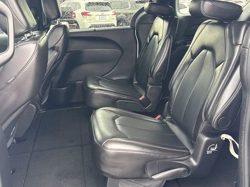 Used 2025 Chrysler Pacifica Select image 24